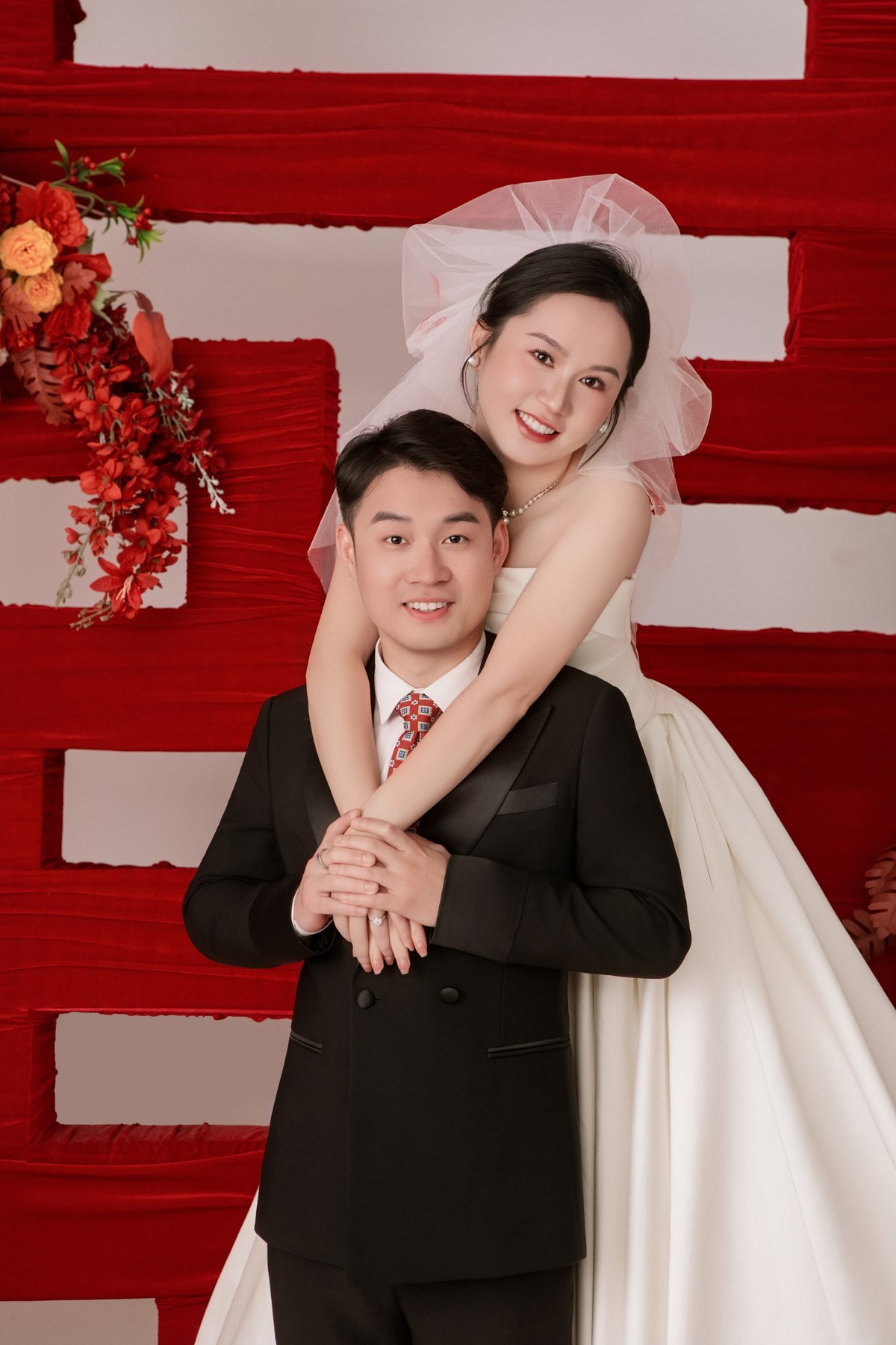 新娘依偎在新郎肩头的婚纱照